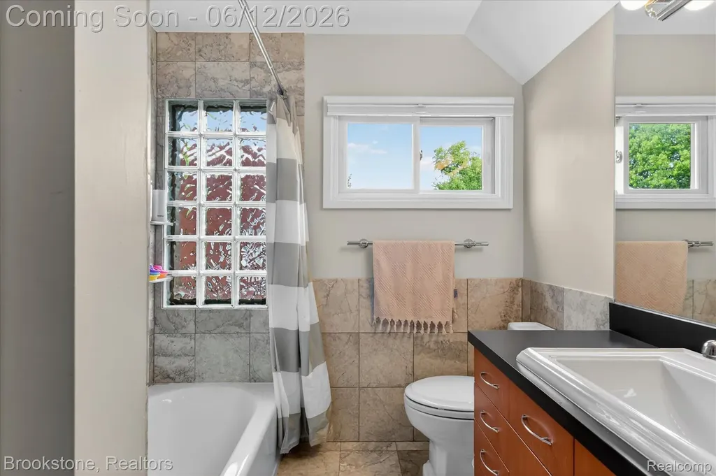 8926 Lincoln Drive Huntington Woods City MI 48070