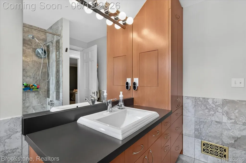 8926 Lincoln Drive Huntington Woods City MI 48070