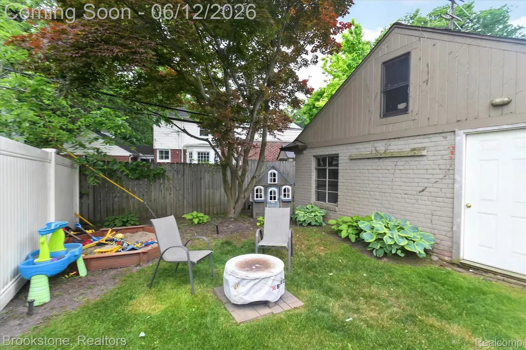 8926 Lincoln Drive Huntington Woods City MI 48070