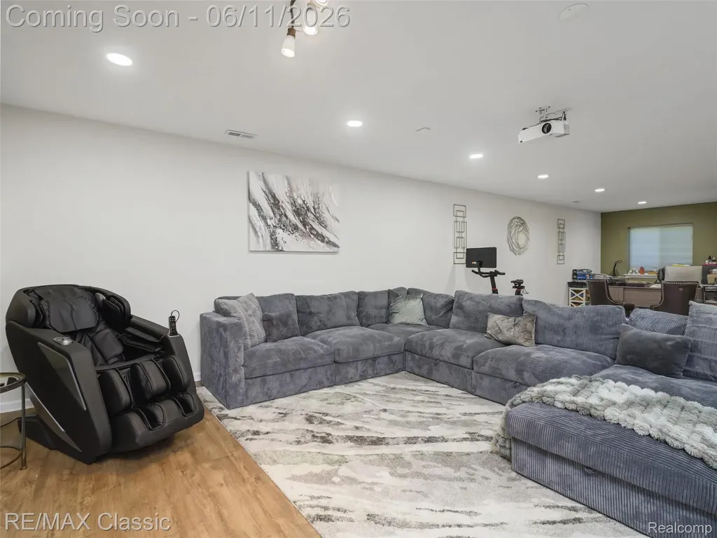 24869 Ivy Novi City MI 48375