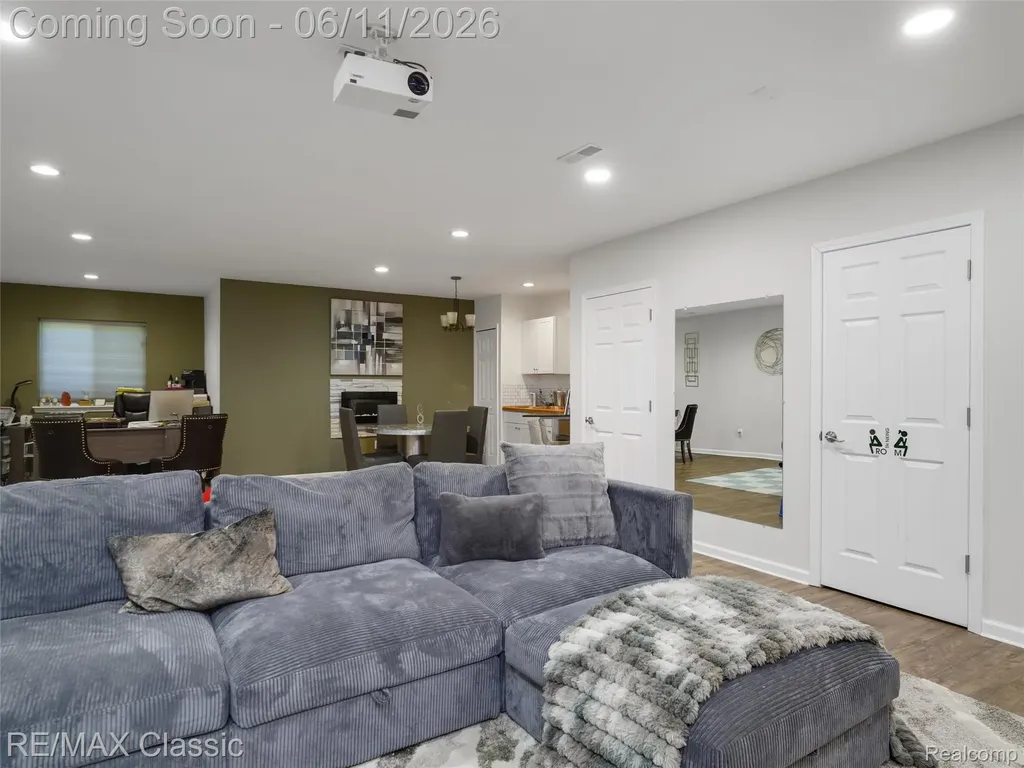 24869 Ivy Novi City MI 48375