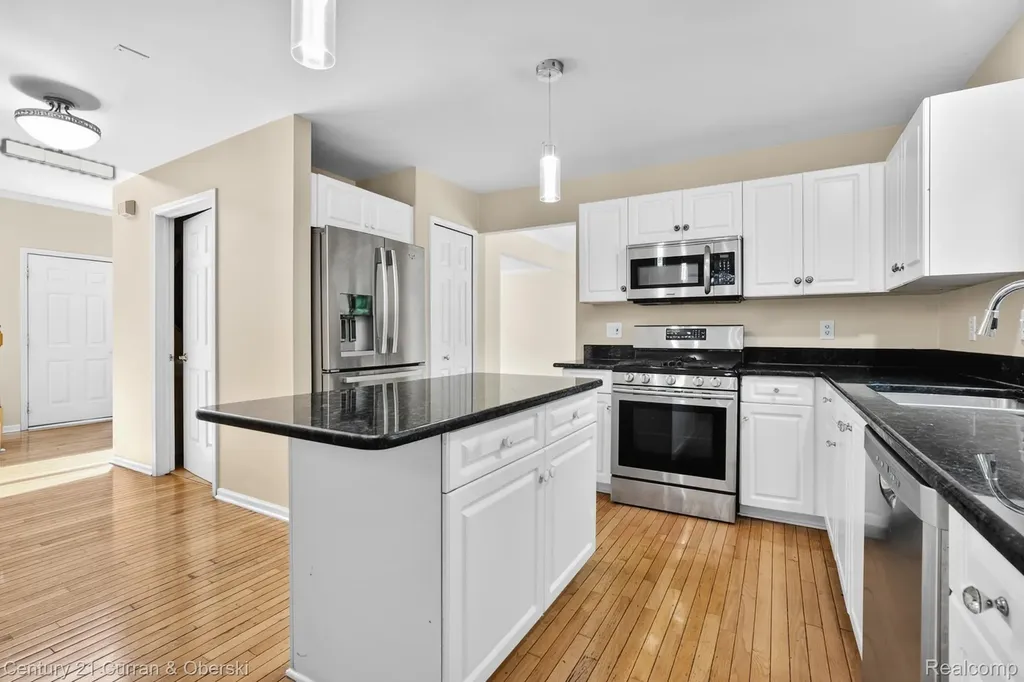 24403 Elmhurst Avenue Farmington Hills City MI 48336