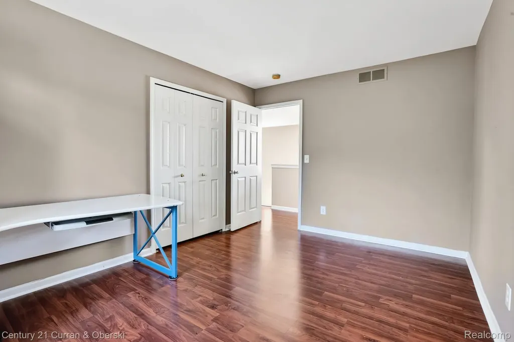 24403 Elmhurst Avenue Farmington Hills City MI 48336