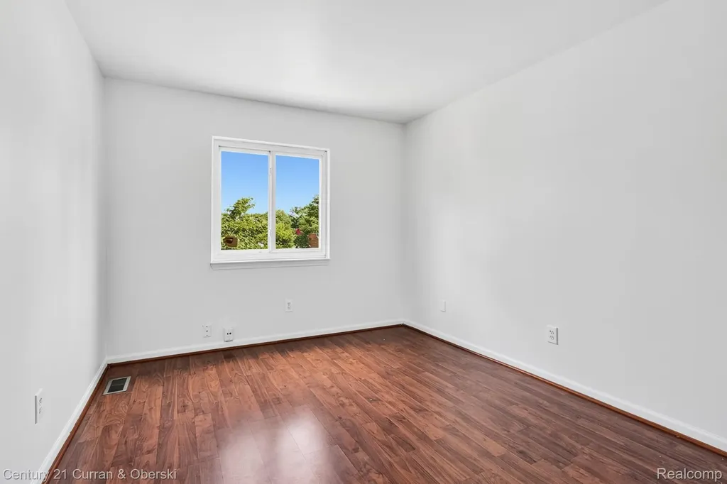 24403 Elmhurst Avenue Farmington Hills City MI 48336