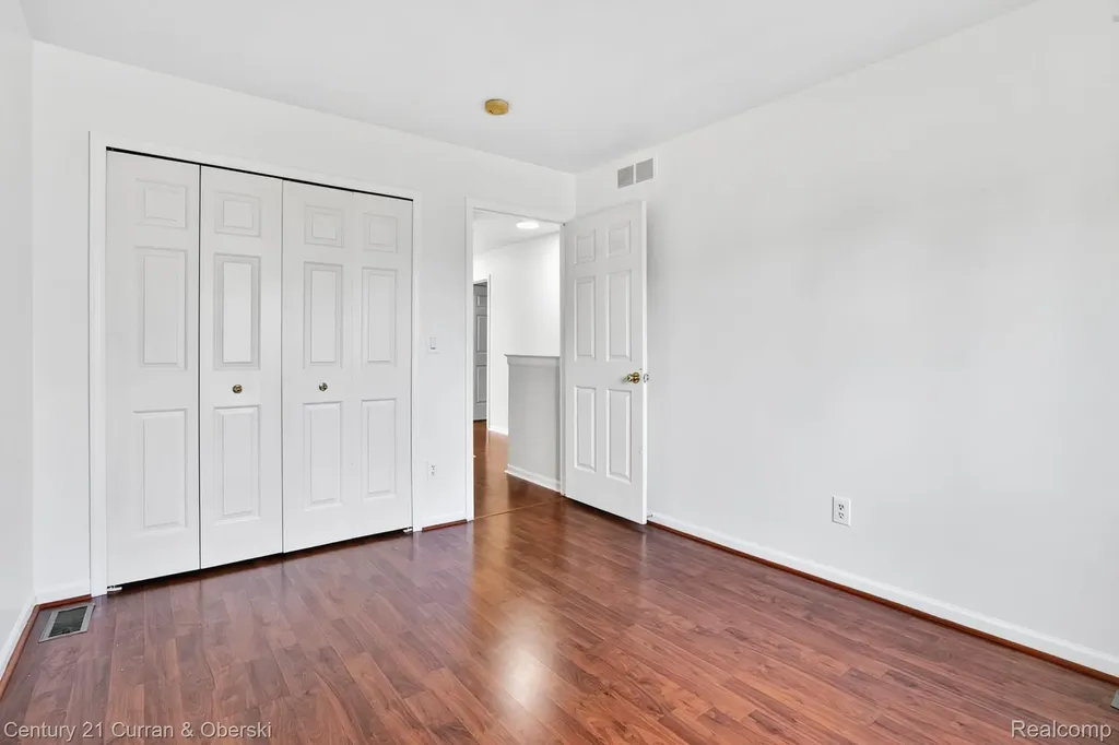 24403 Elmhurst Avenue Farmington Hills City MI 48336