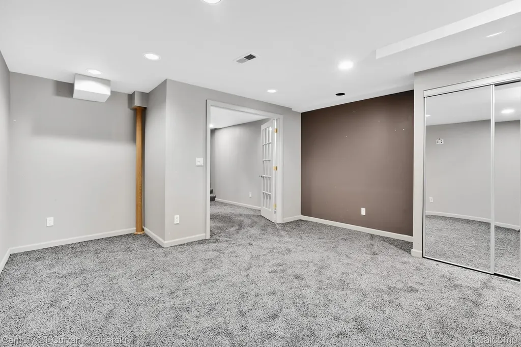 24403 Elmhurst Avenue Farmington Hills City MI 48336