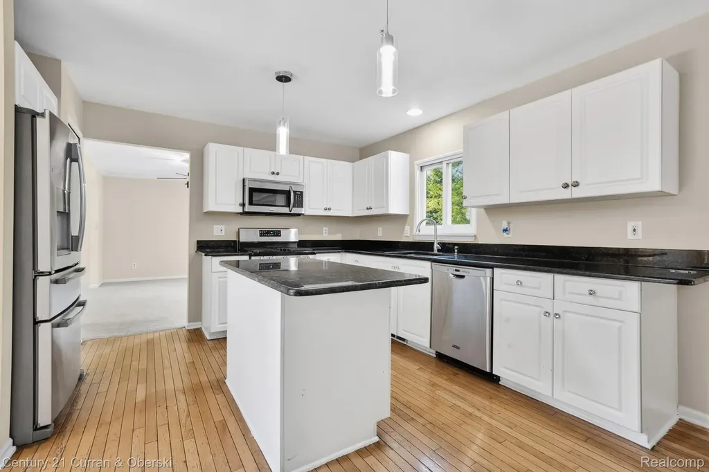 24403 Elmhurst Avenue Farmington Hills City MI 48336
