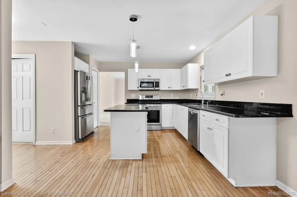 24403 Elmhurst Avenue Farmington Hills City MI 48336