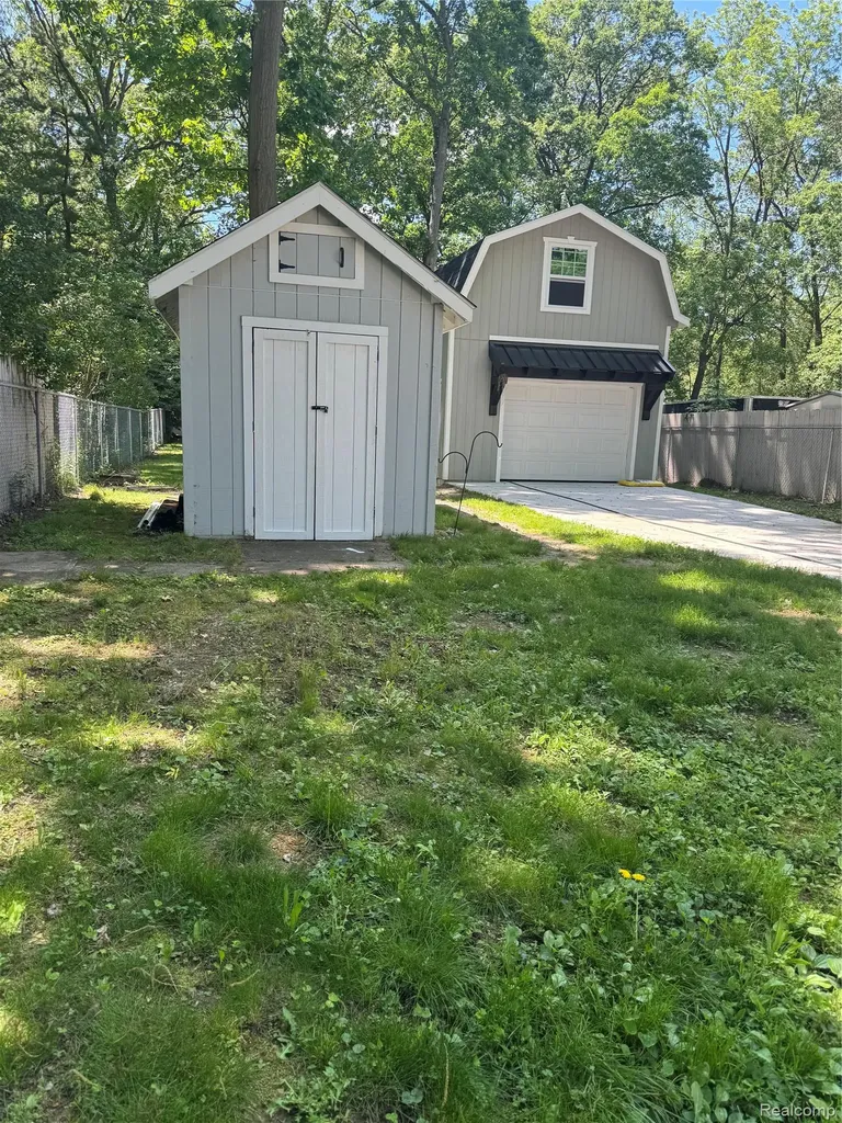4247 Laforest Drive Waterford Charter Township MI 48329