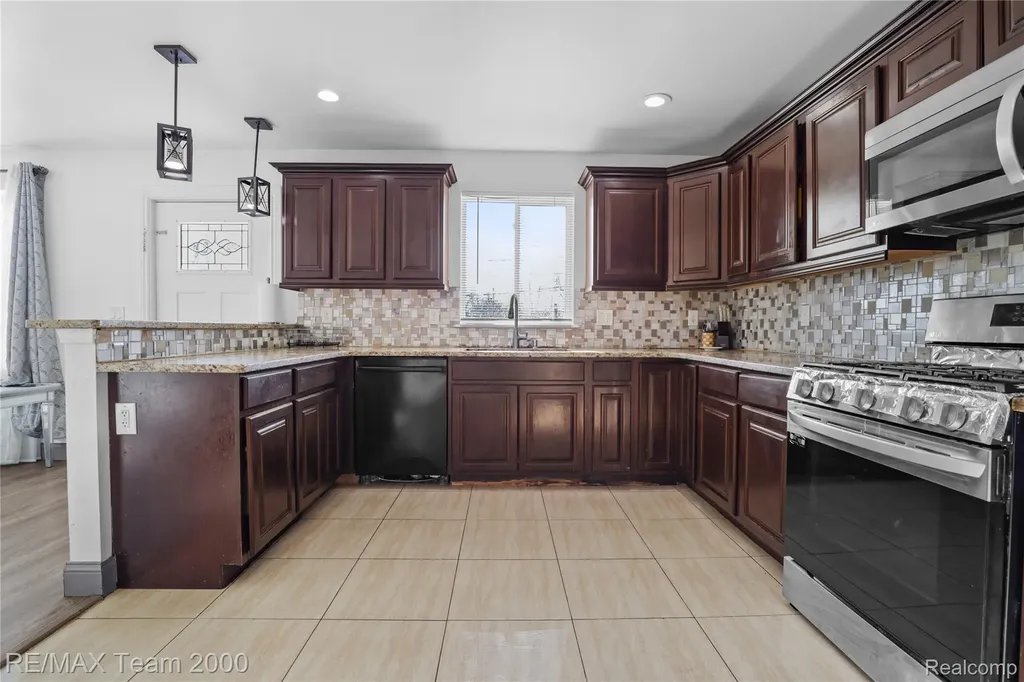 9957 Tuxedo Street Dearborn City MI 48120
