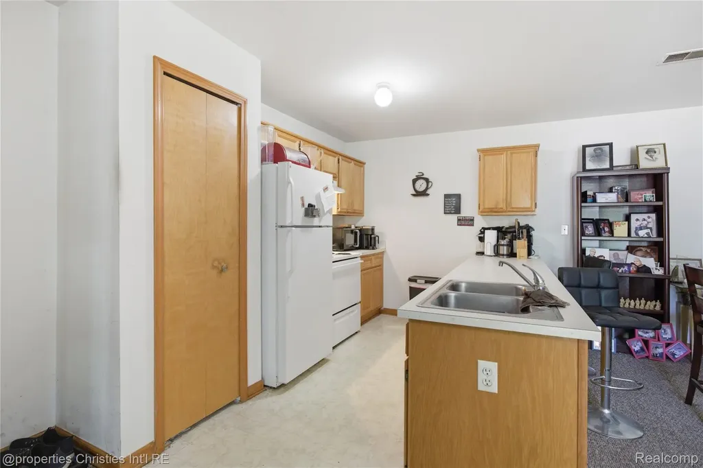 2136 Frazho Road Warren City MI 48091