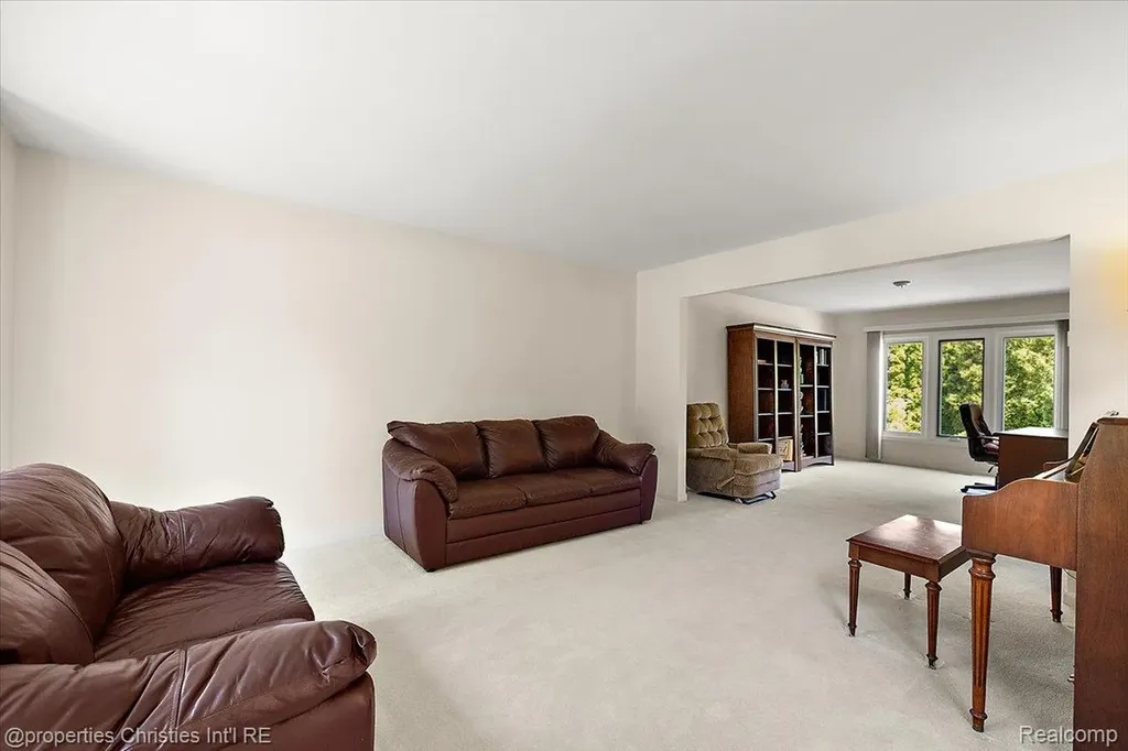 4708 Holland Drive Troy City MI 48085