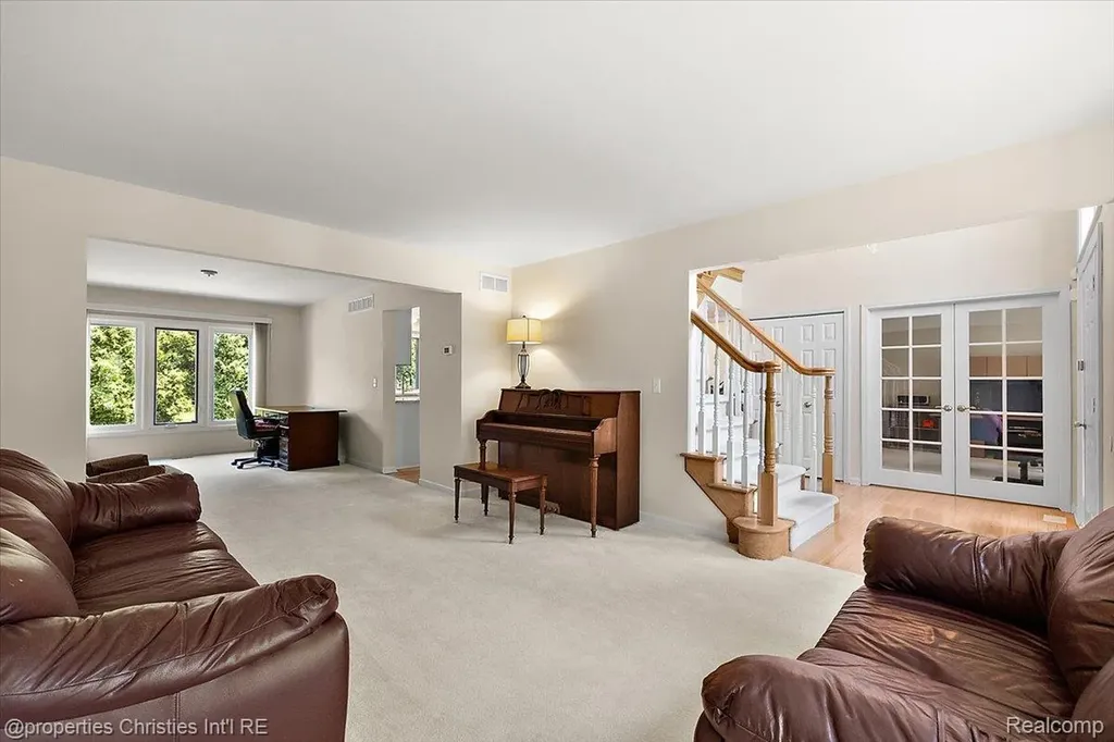 4708 Holland Drive Troy City MI 48085