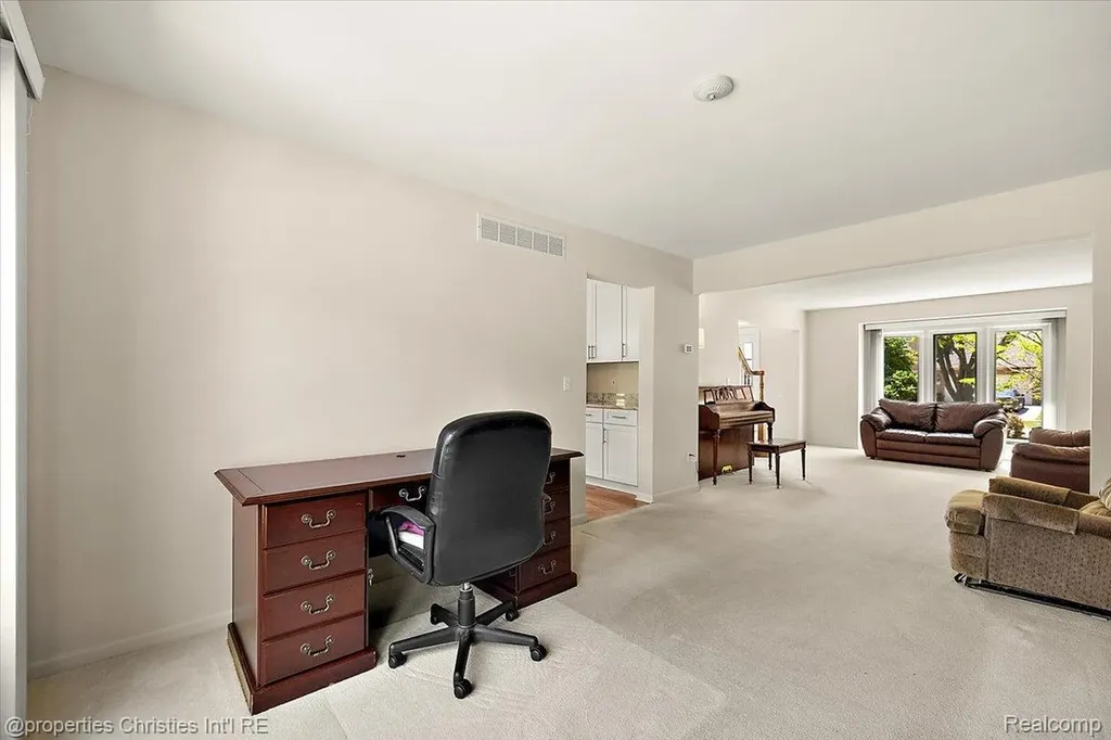 4708 Holland Drive Troy City MI 48085