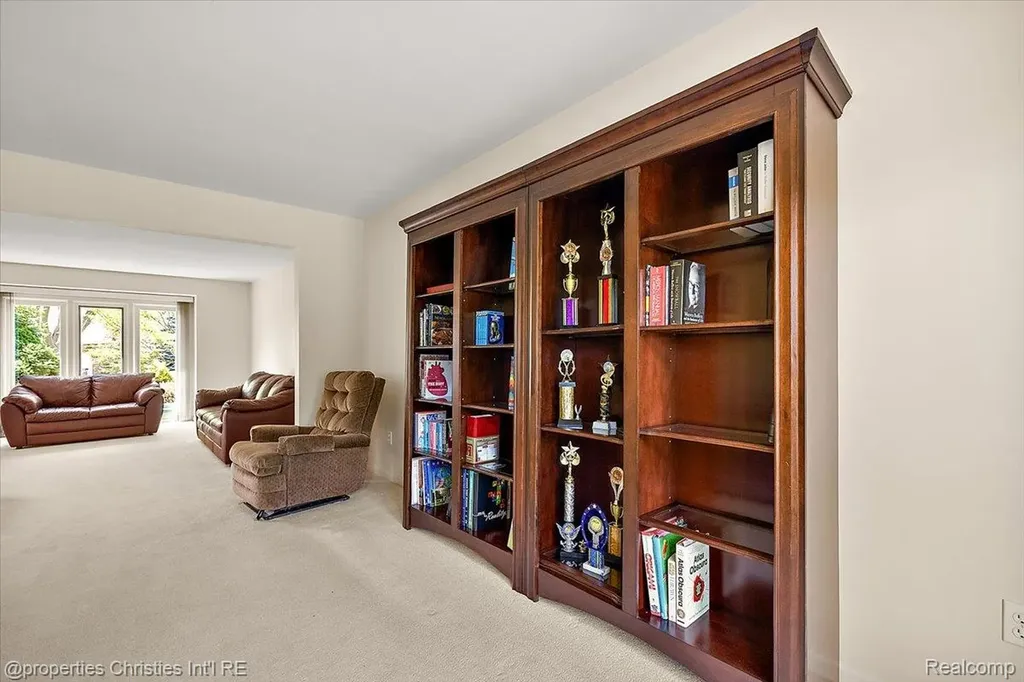 4708 Holland Drive Troy City MI 48085