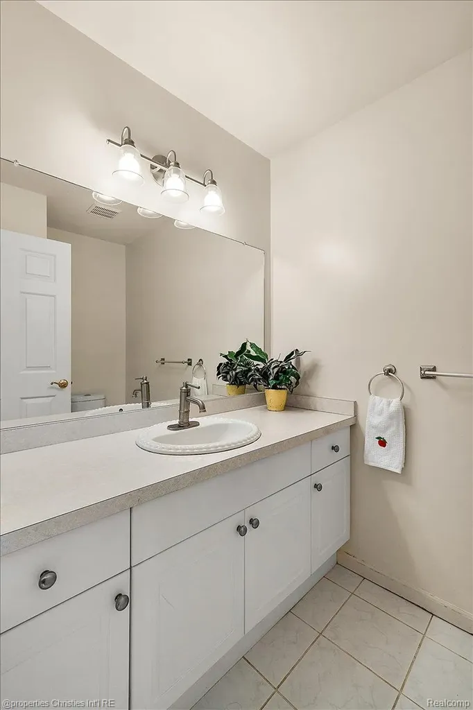 4708 Holland Drive Troy City MI 48085
