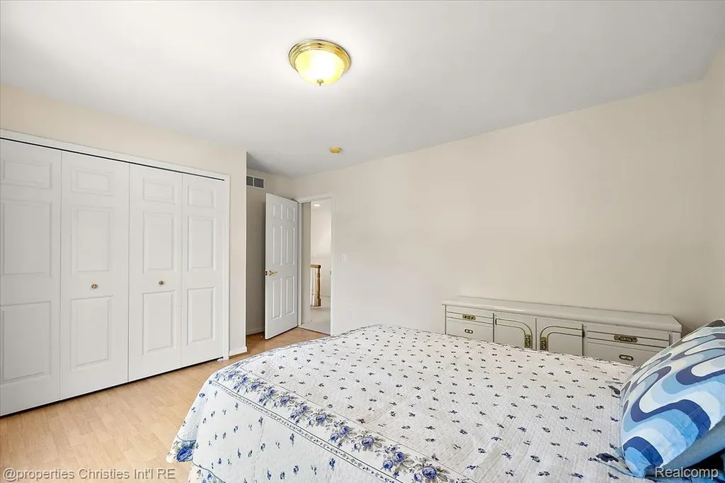 4708 Holland Drive Troy City MI 48085