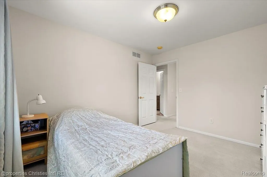 4708 Holland Drive Troy City MI 48085