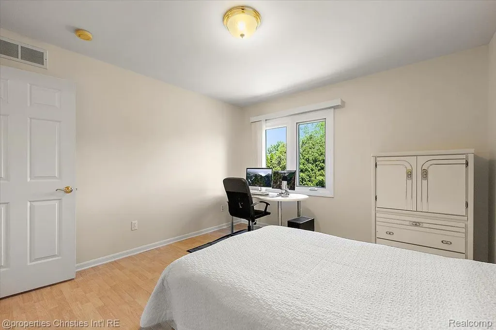 4708 Holland Drive Troy City MI 48085