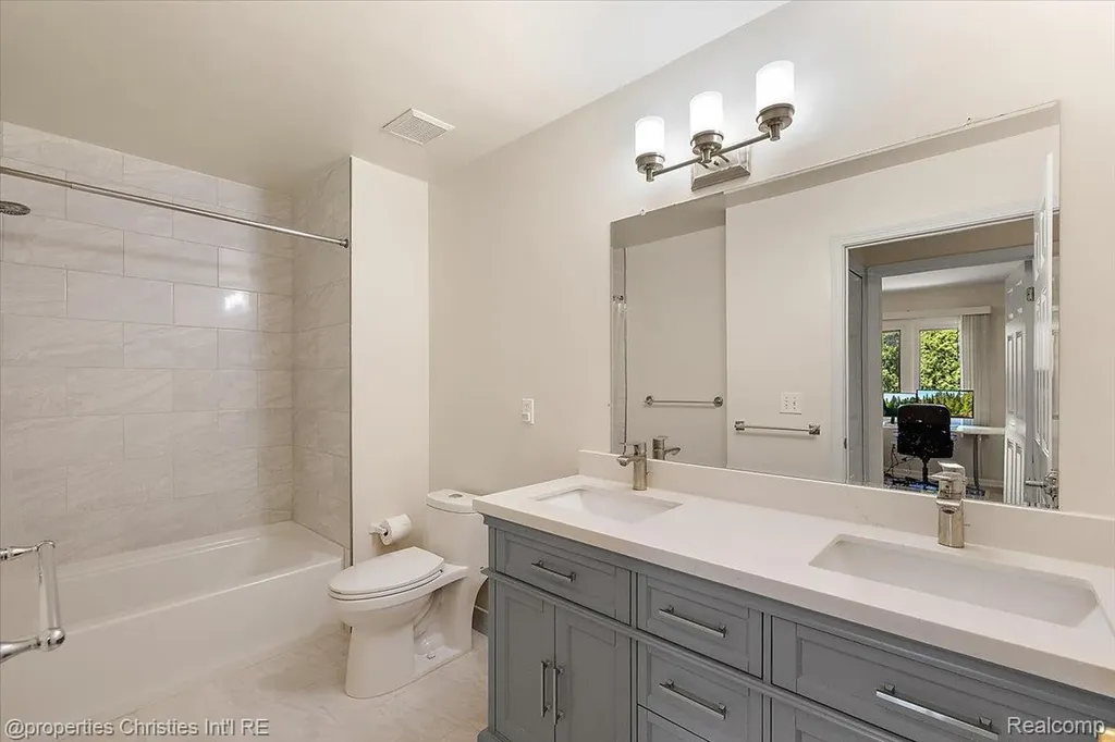 4708 Holland Drive Troy City MI 48085