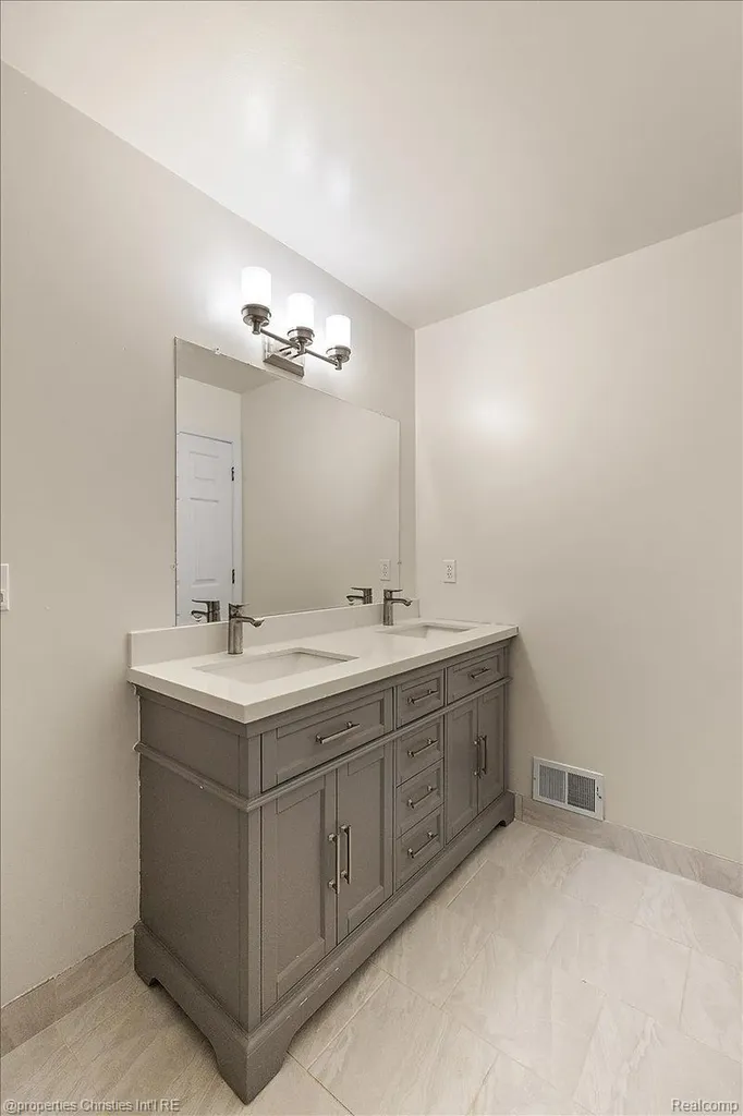 4708 Holland Drive Troy City MI 48085
