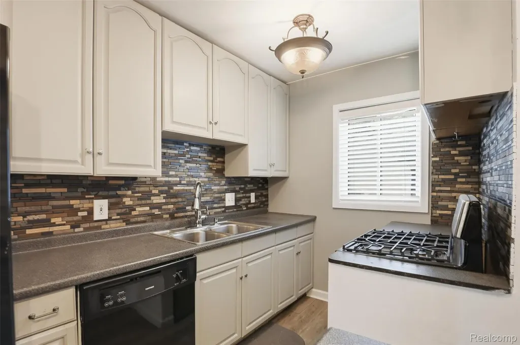 15326 Brookfield Street Livonia City MI 48154