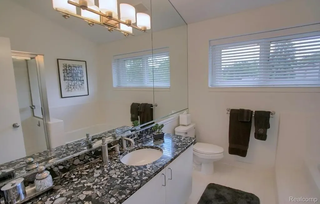 4070 Foxpointe Drive West Bloomfield Charter Township MI 48323