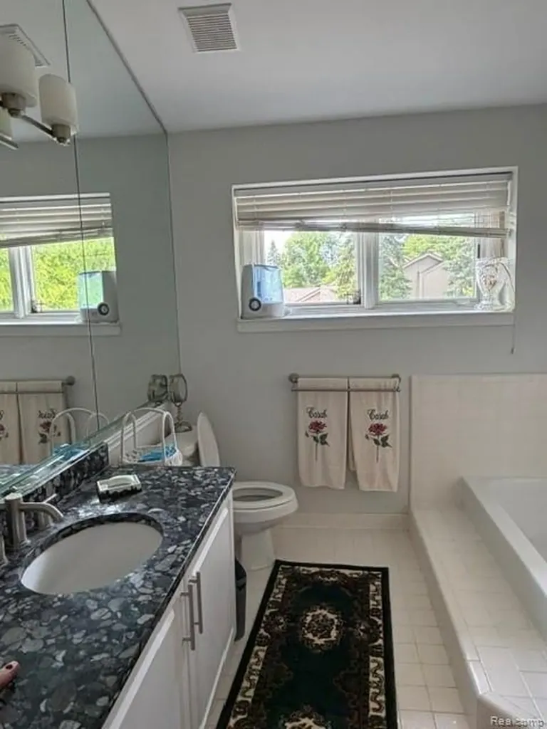 4070 Foxpointe Drive West Bloomfield Charter Township MI 48323