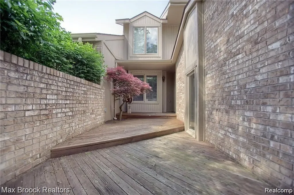 4070 Foxpointe Drive West Bloomfield Charter Township MI 48323