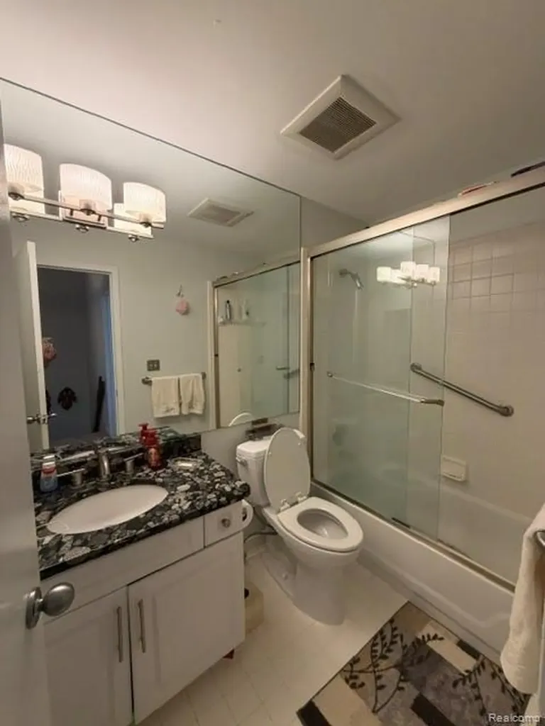 4070 Foxpointe Drive West Bloomfield Charter Township MI 48323