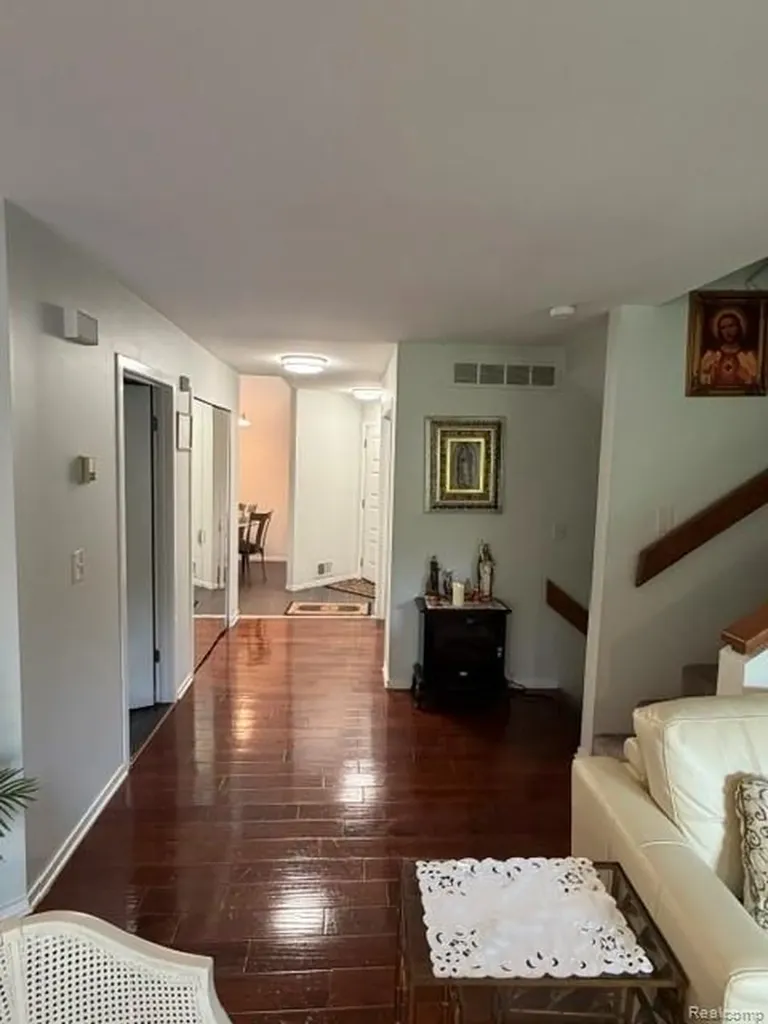 4070 Foxpointe Drive West Bloomfield Charter Township MI 48323