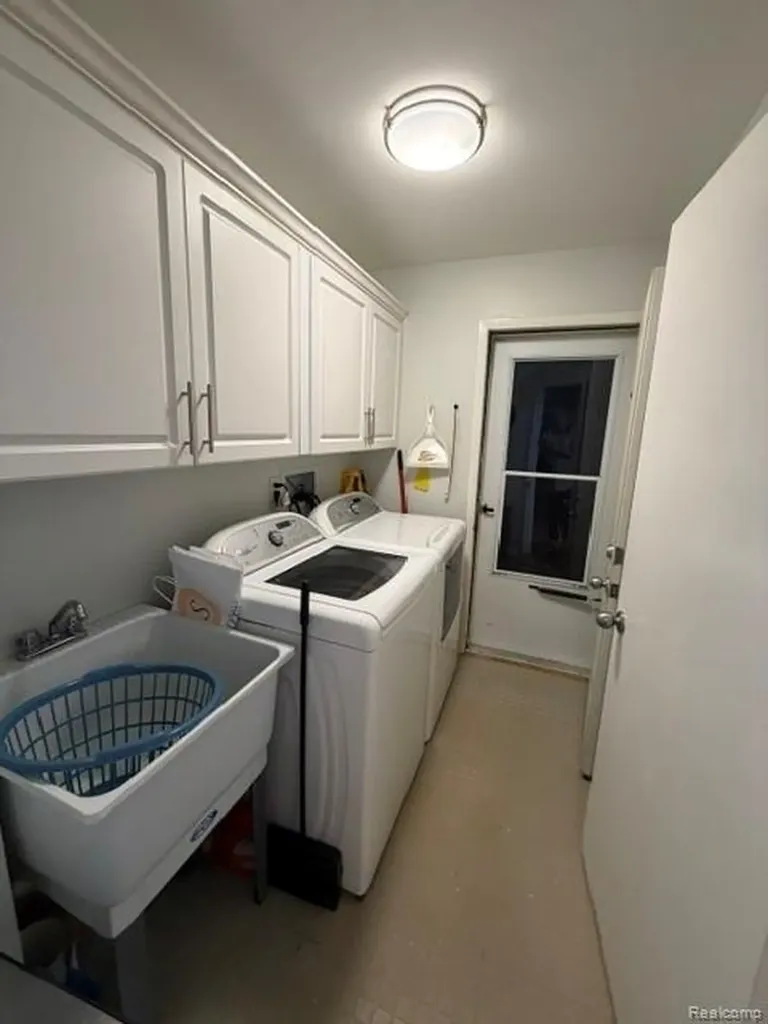 4070 Foxpointe Drive West Bloomfield Charter Township MI 48323