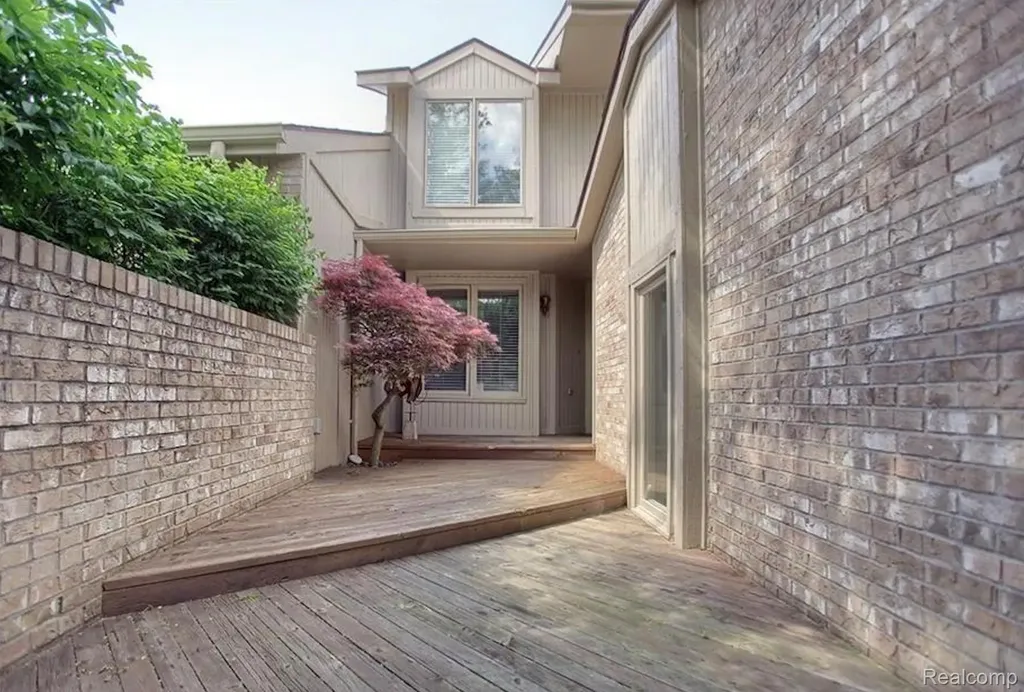 4070 Foxpointe Drive West Bloomfield Charter Township MI 48323