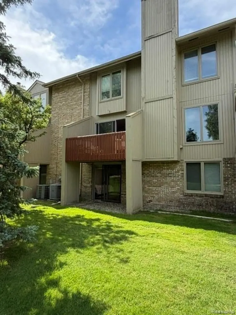 4070 Foxpointe Drive West Bloomfield Charter Township MI 48323