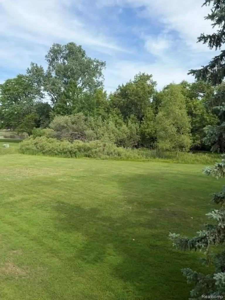 4070 Foxpointe Drive West Bloomfield Charter Township MI 48323
