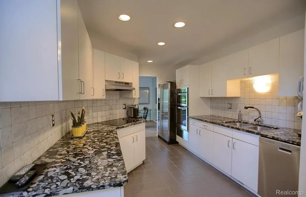 4070 Foxpointe Drive West Bloomfield Charter Township MI 48323