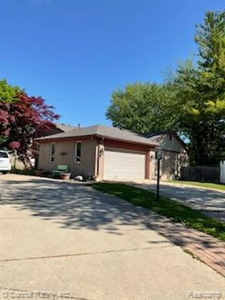 39480 Baroque Boulevard Clinton Charter Township MI 48038