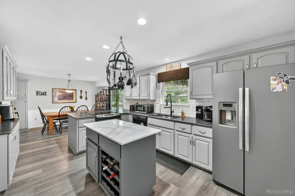 611 Thornehill Trail Oxford Village MI 48371
