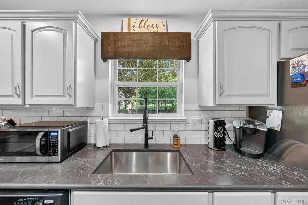 611 Thornehill Trail Oxford Village MI 48371