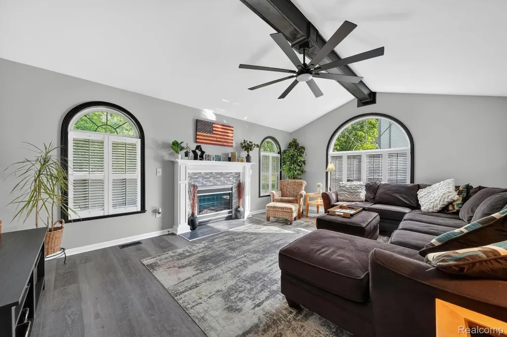 611 Thornehill Trail Oxford Village MI 48371