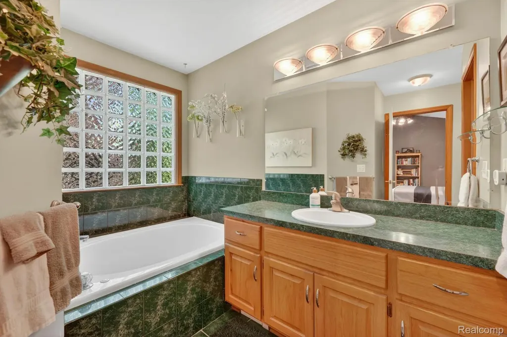 611 Thornehill Trail Oxford Village MI 48371