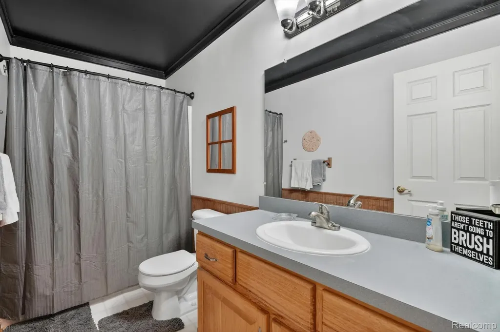 611 Thornehill Trail Oxford Village MI 48371