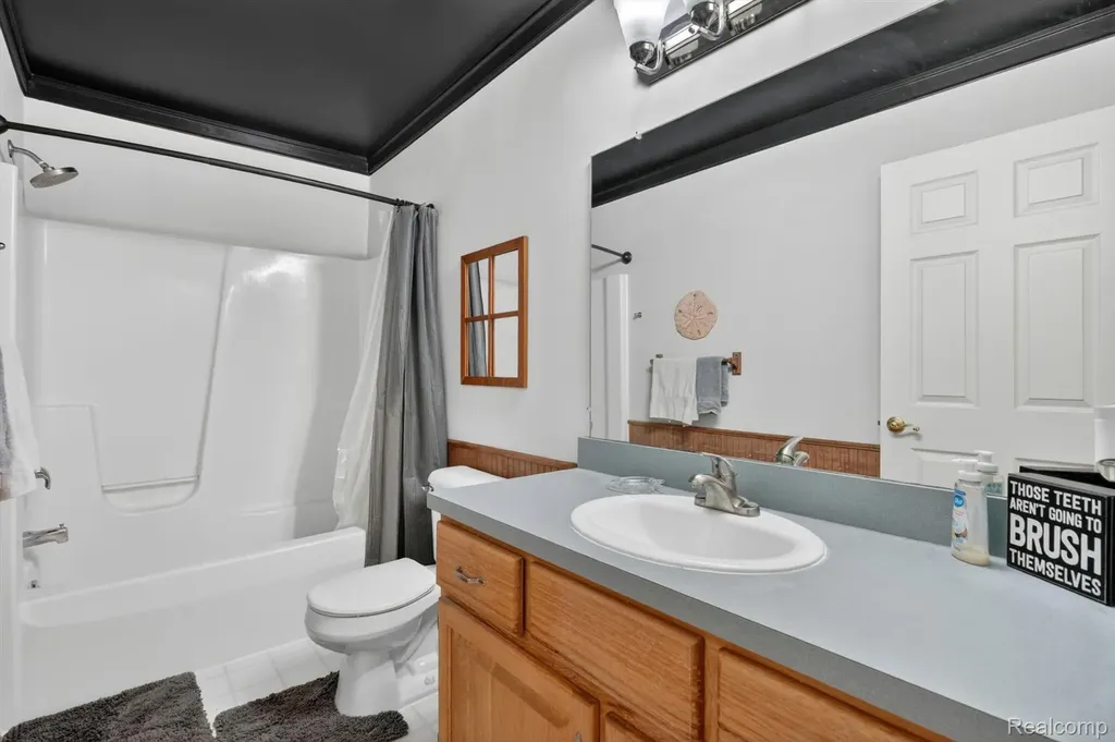 611 Thornehill Trail Oxford Village MI 48371