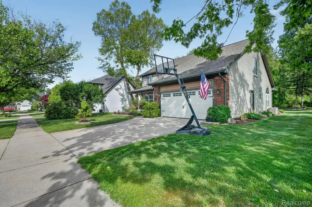 611 Thornehill Trail Oxford Village MI 48371