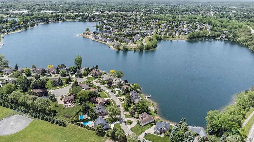 611 Thornehill Trail Oxford Village MI 48371