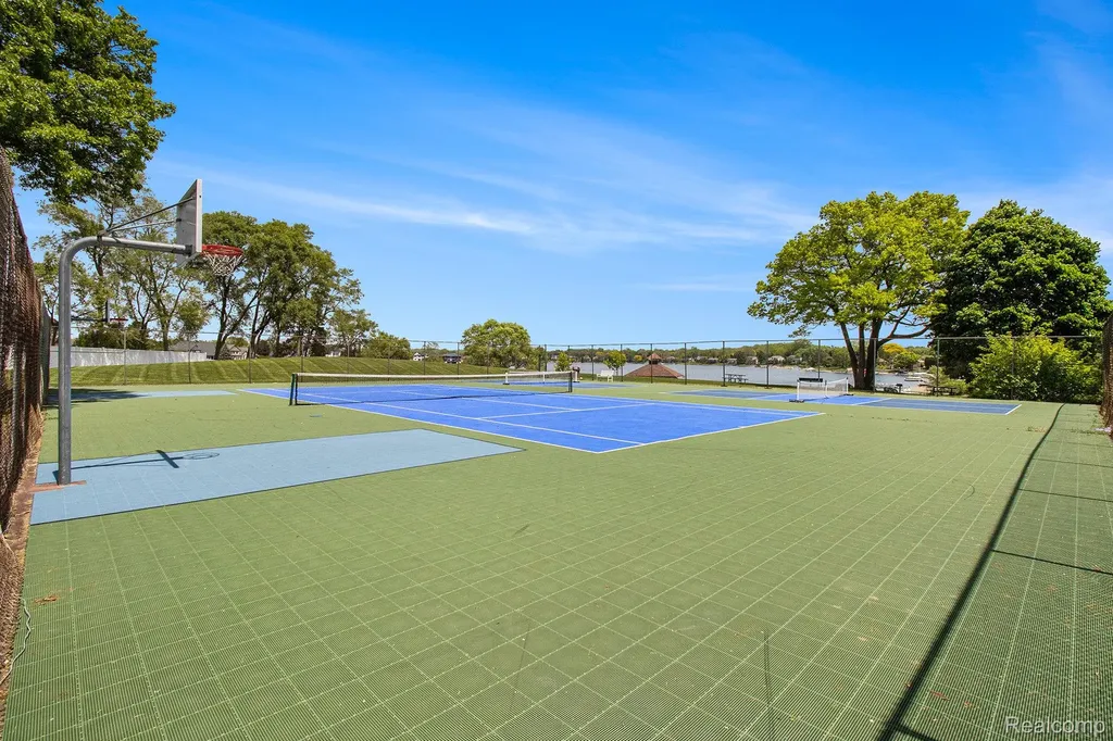 611 Thornehill Trail Oxford Village MI 48371
