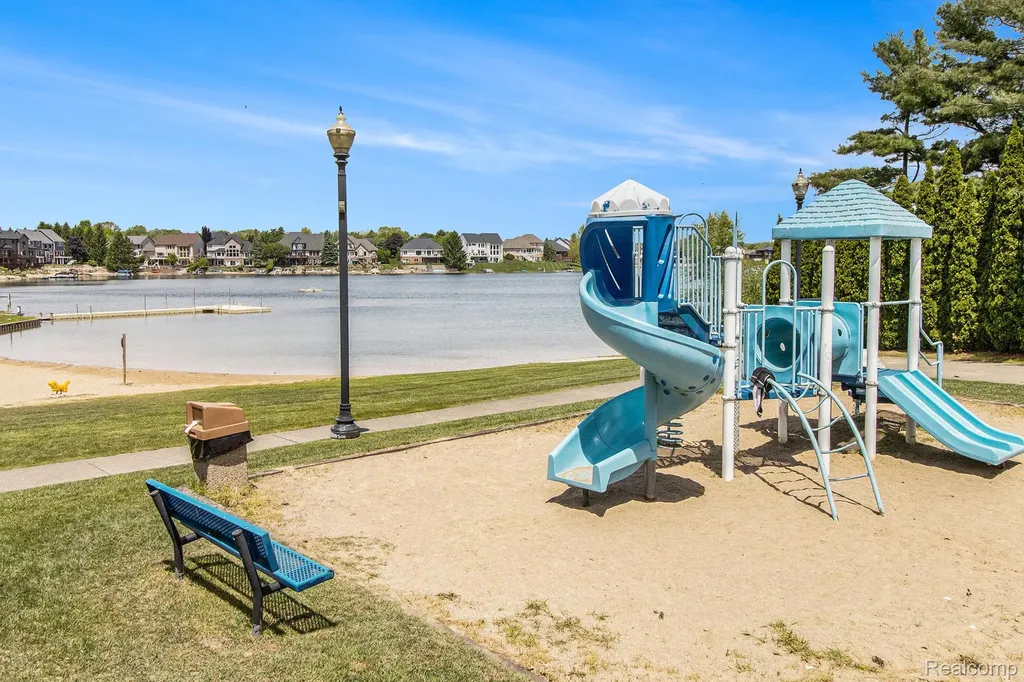611 Thornehill Trail Oxford Village MI 48371