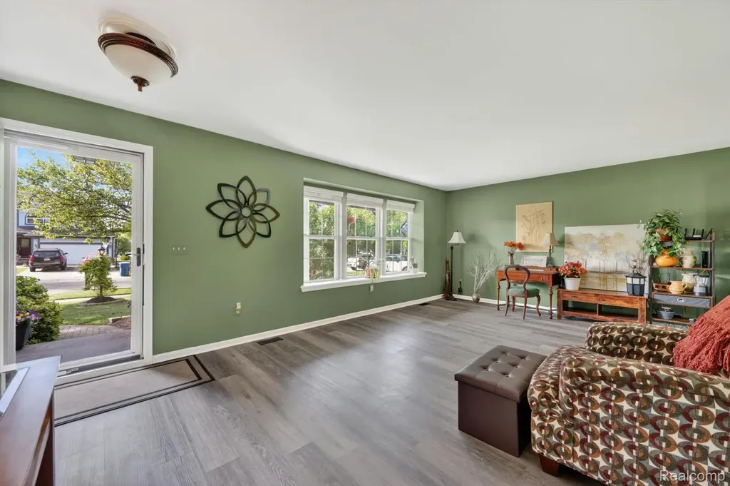 611 Thornehill Trail Oxford Village MI 48371
