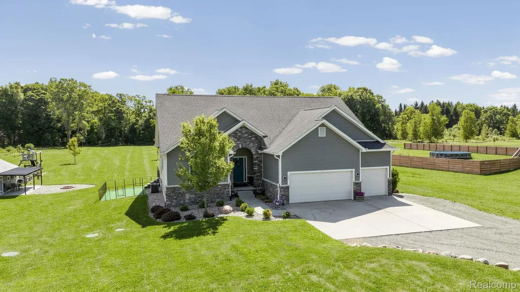 751 Nelson William Drive Brandon Charter Township MI 48462