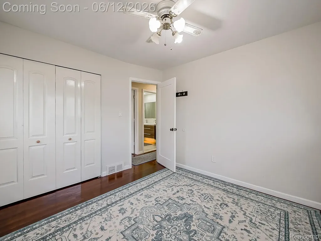 29340 Fairfield Avenue Warren City MI 48088